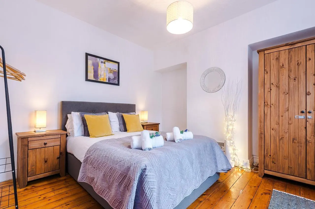 Chester Hideaway: Cozy 2-Bed Home for 6