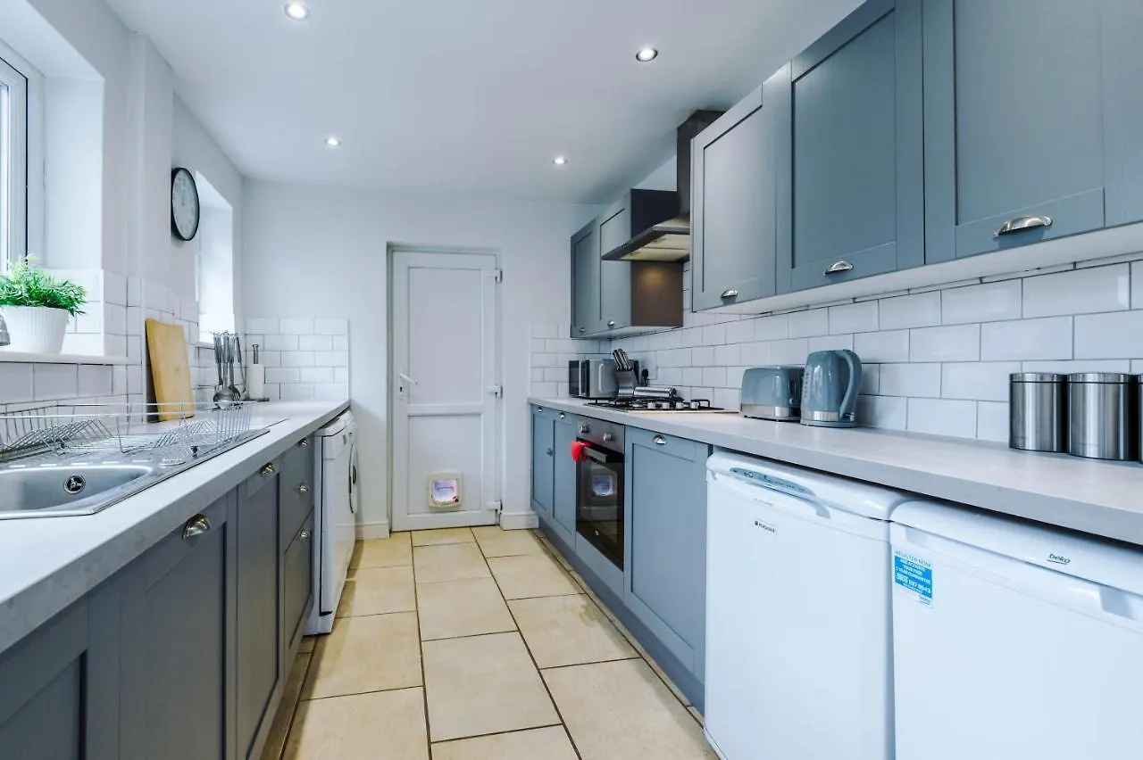 Chester Hideaway: Cozy 2-Bed Home for 6 Holiday home